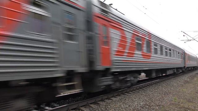Электровоз ЭП1М-405 с пассажирским поездом смотреть онлайн