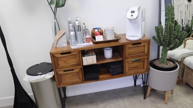 SALON TOUR - See inside my 600 sq ft salon! смотреть онлайн