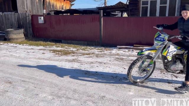 Школьник учится крутить пятаки, Учу малого крутить пятаки на KAYO K1 250 MX смотреть онлайн