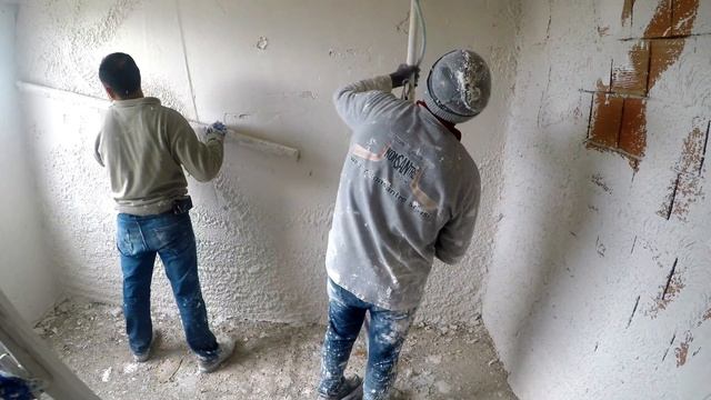 Bu Makina Ile Bir Günde Bir Dairenin Sıvası Tamamlanıyor