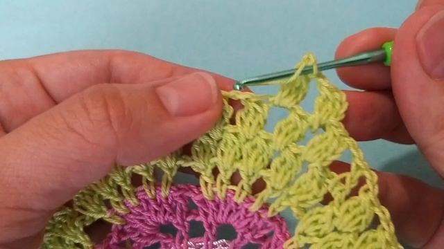 Небольшая разноцветная салфетка крючком. Крючок для начинающих. Вязание крючком 2019. смотреть онлайн