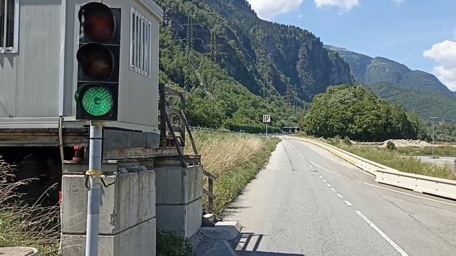 Дальнобой по Европе.Транзит через Швейцарию.17 часов ожидания загрузки. Маршрут 2500 км. смотреть онлайн