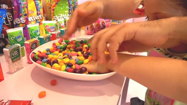 Диана и папа играют в Салон Красоты из конфет смотреть онлайн