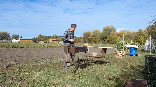 Живем в деревне. Жарим мясо и все такое, наш юбилейный год смотреть онлайн