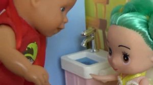 МАКС СТАЛ ВОСПИТАТЕЛЕМ) в детском саду! Катя и Макс веселая семейка живые куклы стоп моушен анимаци