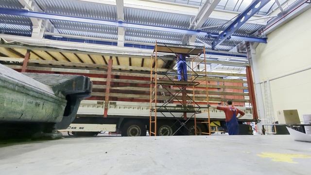 Разбираем полуприцеп Krone (Крона) для замены направляющих за 5.30 под песню Седая Ночь Шатунов смотреть онлайн