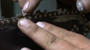 Точим бензопилу БОЛГАРКОЙ, заточка цепи своими руками.