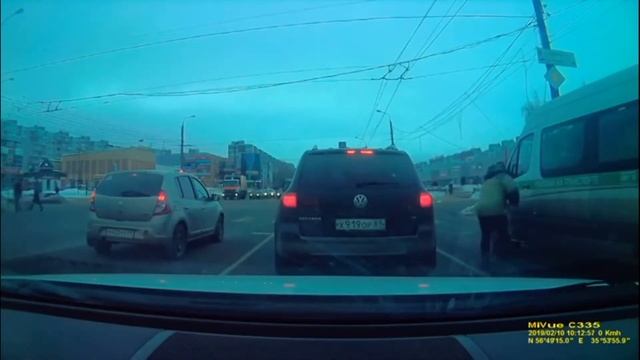 В Твери мужчина научил водителя маршрутки соблюдать чистоту на дороге смотреть онлайн
