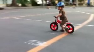 Беговел JDBug TC 04, видео мальчик на беговеле