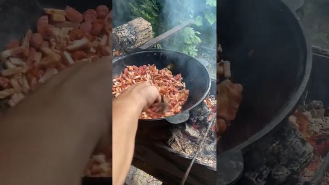 Готовим солянку в казане на костре?? смотреть онлайн