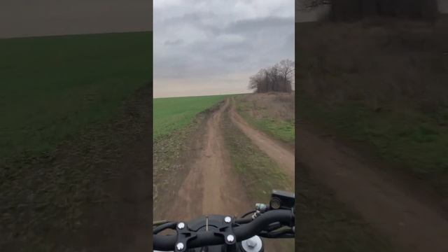 Мотоцикл Lifan Kpm 200  по грунтовой дороге