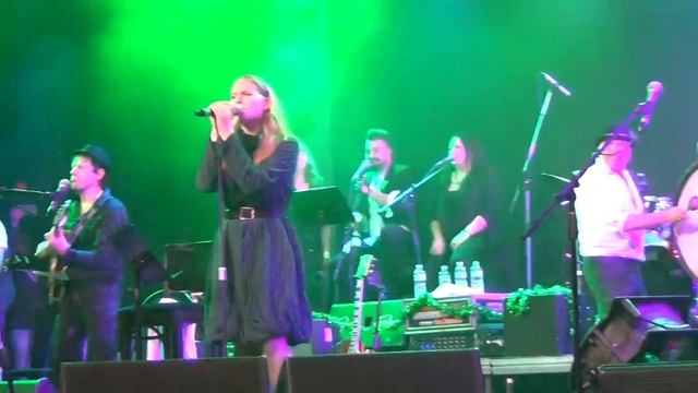 Звонкоголосая Варя Охлобыстина. На подтанцовке Михаил Ефремов смотреть онлайн