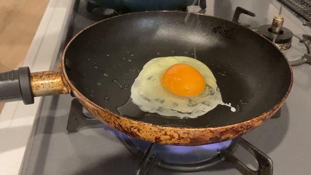 妻に教えてもらったバター醤油焼うどんが旨すぎて箸が止まらない【妻レシピ】 смотреть онлайн