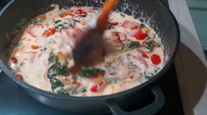 Спагетти в сливочном соусе со шпинатом, сыром и помидорами черри