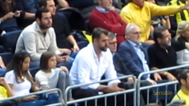 Mehmet Okur taraftarı olduğu takımın maçına gelir, herkesten ilgi görür смотреть онлайн