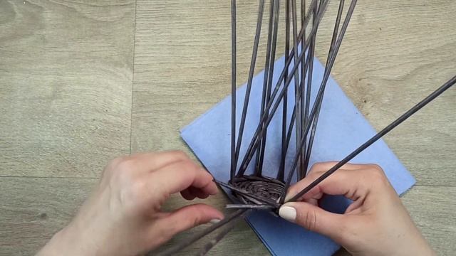 Из стеклянной бутылку своими руками! Из того что под рукой. Как сделать подсвечник! DIY смотреть онлайн