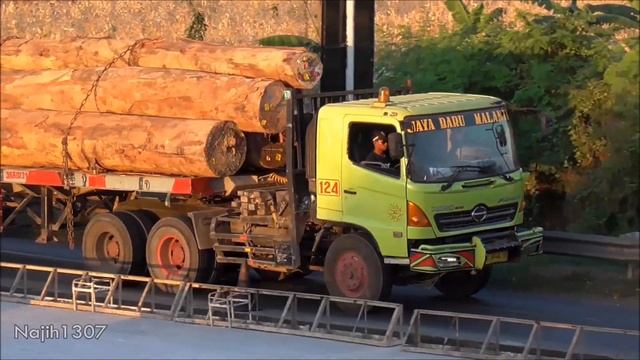 East Java Logging Trucks (2) смотреть онлайн