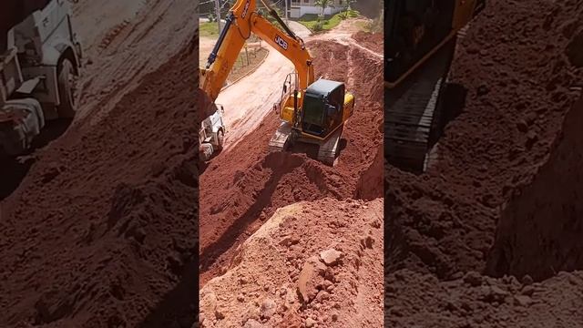 Escavadeira JCB JS 130 cortando rampa e carregando os caminhões.Op Neguinho смотреть онлайн
