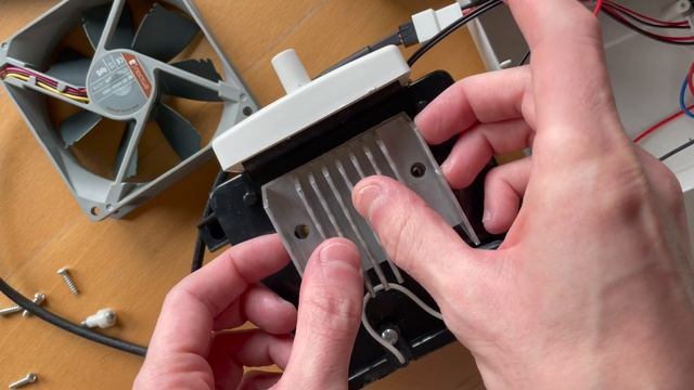 Funzionamento Di Un Deumidificatore A Cella Di Peltier: Smontiamolo E Analizziamolo.