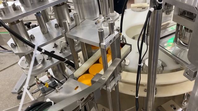 Фасовочный автомат с запайкой ПЭТ банки фольгой и укупором крышкой смотреть онлайн