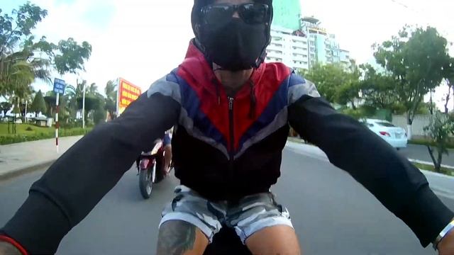 Катаем на байке по улицам Нячанга. смотреть онлайн