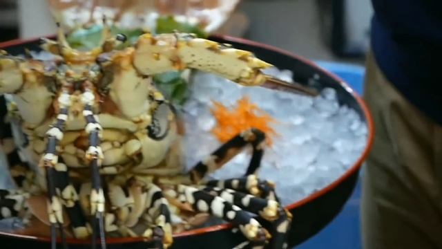 Огромный РАДУЖНЫЙ ОМАР / Huge RAINBOW LOBSTER / Обработка и Приготовление | ЯПОНИЯ Морепродукты... смотреть онлайн