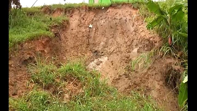 Barranco desmorona e atinge casa no bairro da 25 de agosto. смотреть онлайн