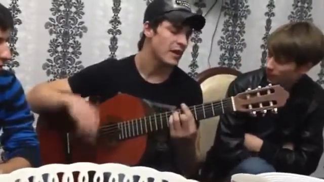 Под гитару песня- О Роза, роза! Очень красиво спел! респект чуваку. смотреть онлайн