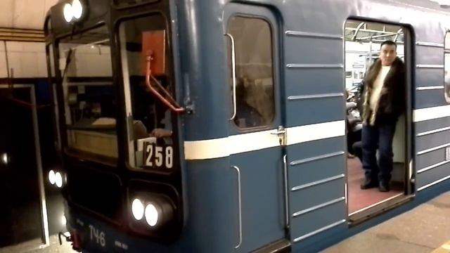 Электропоезд 258 прибывает на ст.метро Чёрная речка смотреть онлайн