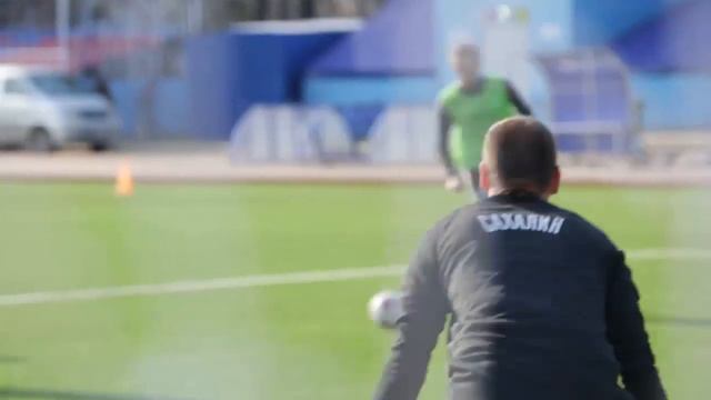 Футбольная команда "Сахалин" готовится к матчу со "Сменой". смотреть онлайн
