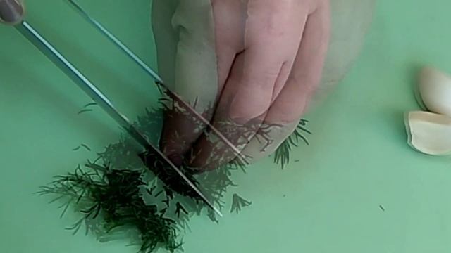 Низкокалорийный сметанно- чесночный соус который подойдёт к любому блюду. смотреть онлайн