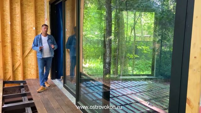 Дом в лесу или дерево через веранду