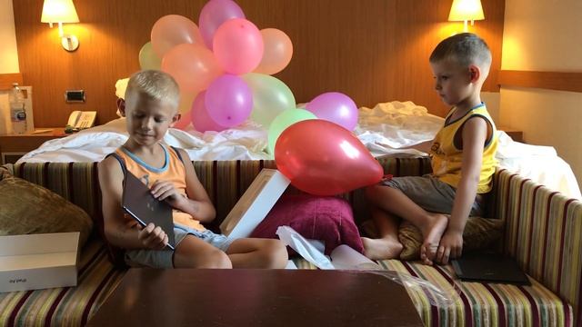 Alex получил на День Рождения — iPad) смотреть онлайн