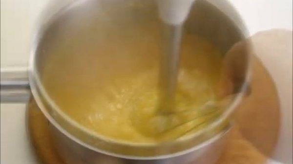 Йоркширский пудинг с курицей и соусом Грейви.Традиционные английские блюда.Yorkshire pudding.