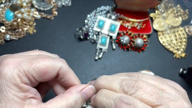 Vintage Groovy 60s Jewelry Unbagging Sarah Coventry & More смотреть онлайн
