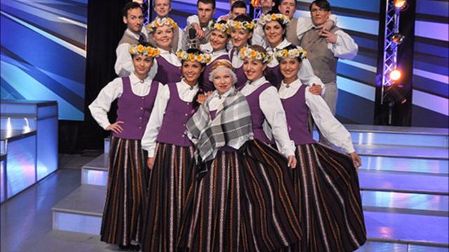 Dobeles violetais ceriņu koris -Aiz upītes meitas dzied смотреть онлайн
