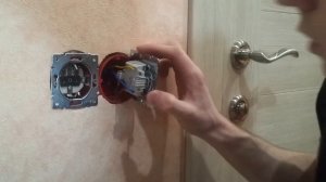 Установка двухклавишного выключателя фирмы Lezard