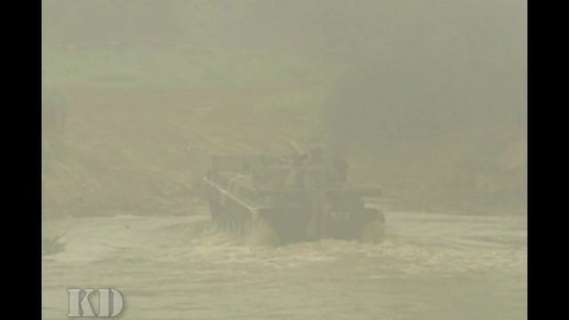 Форсирование водной преграды танковой бригадой. Учения 2009 смотреть онлайн