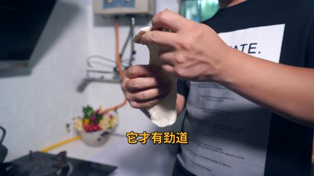 【超小厨】花正式爬墙！2斤五花肉，做陕西“裤带面”就大蒜，吃到天黑变烛光晚餐！安逸！