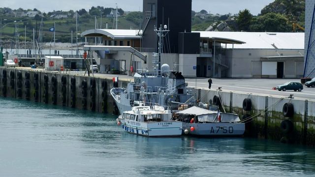 Passenger Ferry L'Ilienne & French Navy Training Ship FS Jaguar A750, 29680 Roscoff, France смотреть онлайн