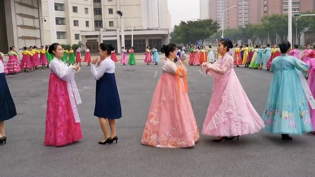 Gorgeous North Korean Women Perform Beautiful Traditional Dance for National Day смотреть онлайн