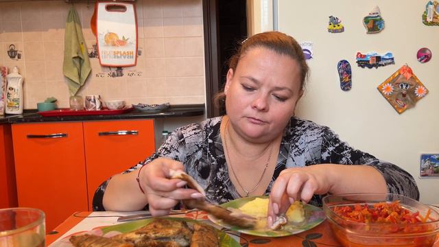 Мукбанг. Жареный бёрш с пюре. смотреть онлайн