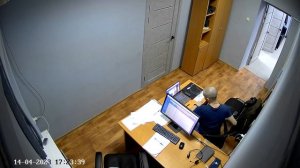 Жена изменяет мужу с коллегой на рабочем месте. Скрытая камера наблюдения.