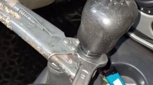 КАК СНЯТЬ РУЧКУ С  КОРОБКИ ПЕРЕДАЧ