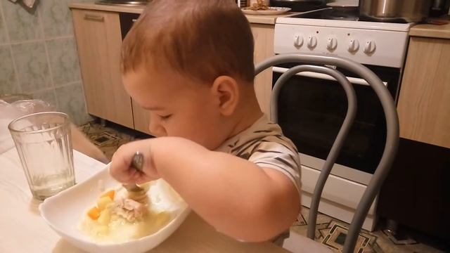 Со скольки дети кушают ложкой сами???? полтора года Костику смотреть онлайн