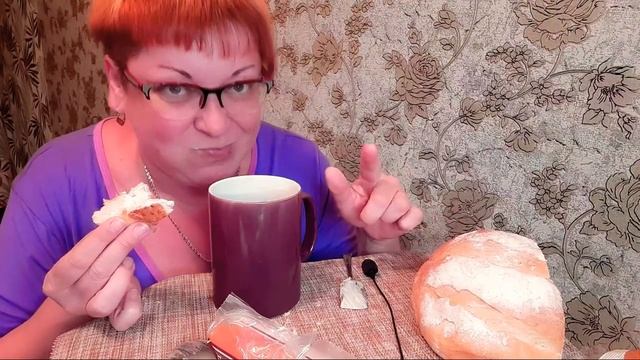 Русский мукбанг/бутерброды с пастой из морепродуктов/обжор на камеру/Разговоры на камеру/Mukbang /