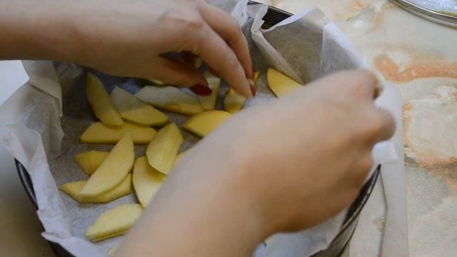 Шарлотка на сметане//Apple pie with sour cream смотреть онлайн