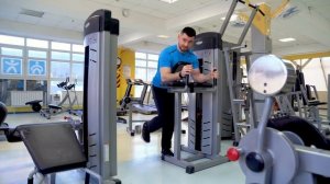 Тренировочный комплекс для девушек. Отведение ноги назад в тренажёре стоя, для ягодичных мышц.