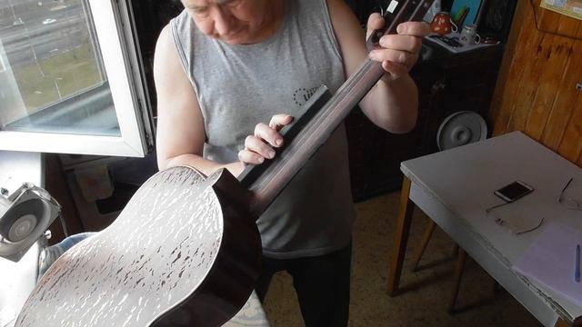 Выравнивание лака на грифе шкуркой на палке(видео №614). смотреть онлайн