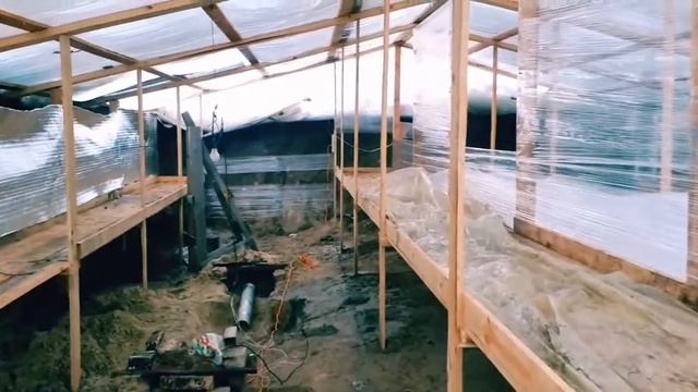 Подземная теплица, отопление в морозы. Разница температур с улицей с +30°.Обогрев при -11°.Лук перо смотреть онлайн